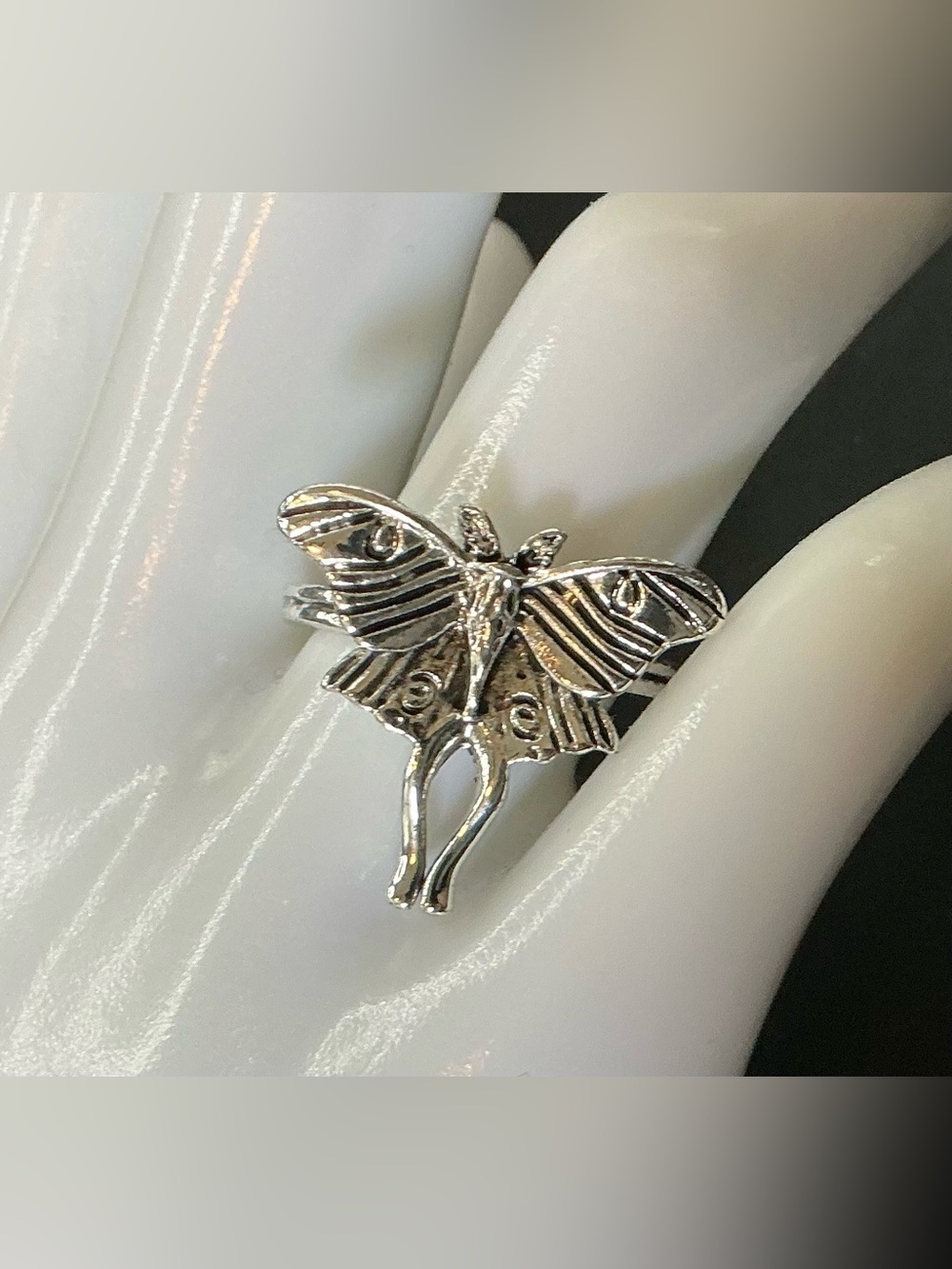 SILVER TONE LARGE MOTH RING UNISEX SIZE 8